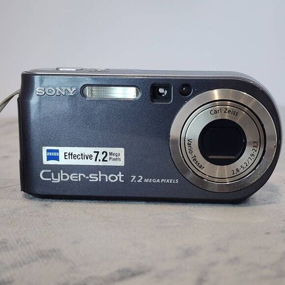 Sony Cyber-shot DSC-P200 7.2MP Digital Camera UNTESTED - FOR PARTS - Picture 1 of 6
